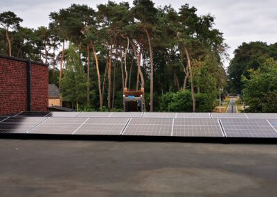 Plat dak installatie zonnepanelen
