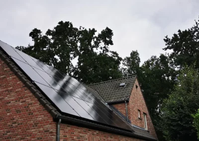 18 zonnepanelen op hellend pannen dak