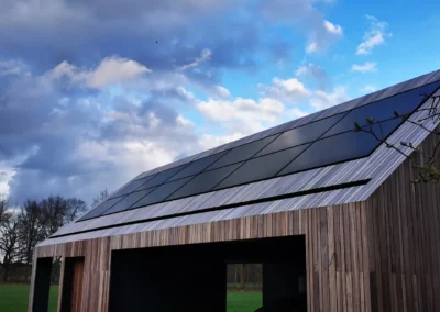 Bijgebouw zonnepaneel installatie