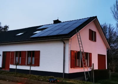 Dakvlak met zwarte zonnepanelen