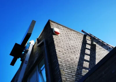 Ladderlift installatie van een oost west zonnepanelen opstelling