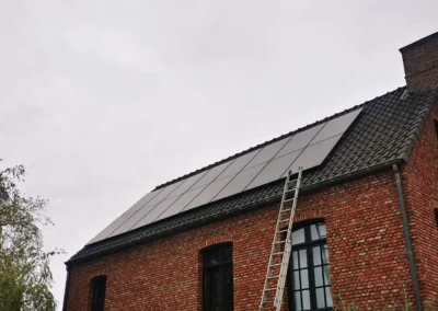 Pannendak met zwarte zonnepanelen Nijlen