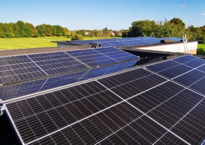 Plat dak installtie van zonnepanelen op roofing