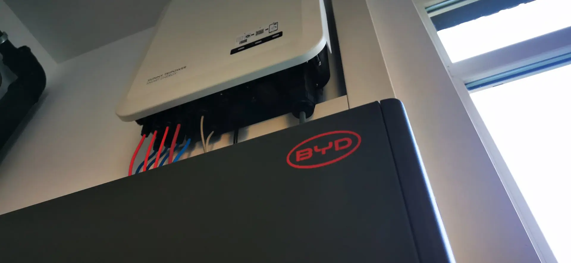 SMA 3 fase hybride omvormer en BYD battery box