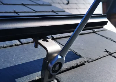 Vastzetten dakhaken op leien