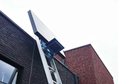 Verhuislift ladderlift om zonnepanelen te plaatsen.