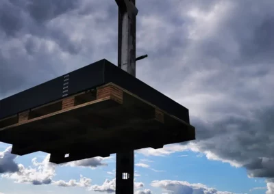 Zonnepanelen monteren met kraan