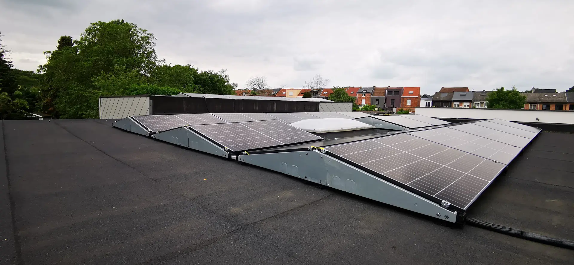 Zonnepanelen op dak van bedrijf Mechelen