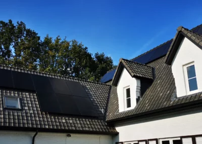 Zonnepanelen op gegolfde pan
