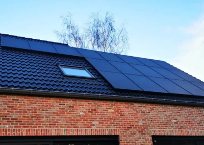 Zonnepanelen op zwarte profielen