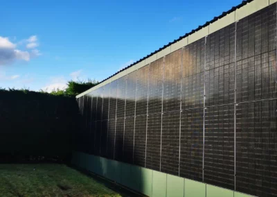 Zonnepanelen tegen gevel gemonteerd