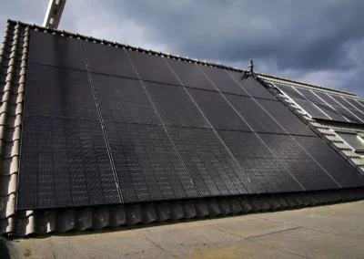 Zwarte panelen op pannendak