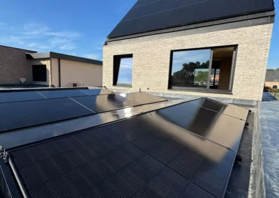 Zwarte zonnepanelen op nieuwbouw