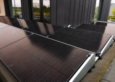 Zwarte zonnepanelen op roofing dak in Hove