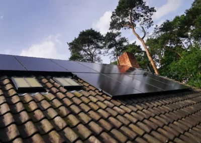 Zwarte zonnepanelen rond Velux gewerkt